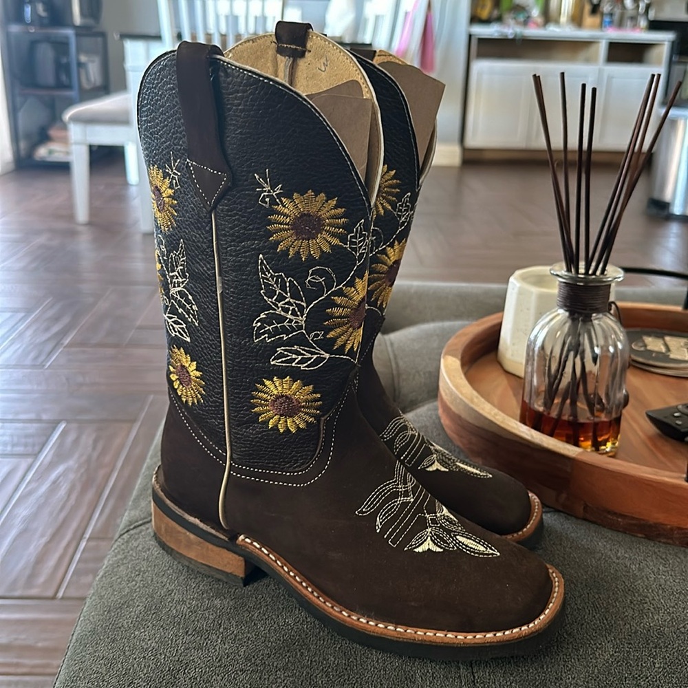 Women sunflower boots